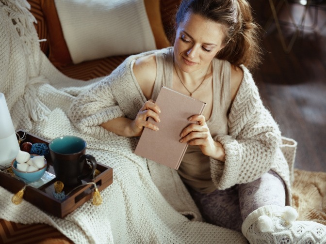 Sitzende Frau mit einer Strickjacke für Damen