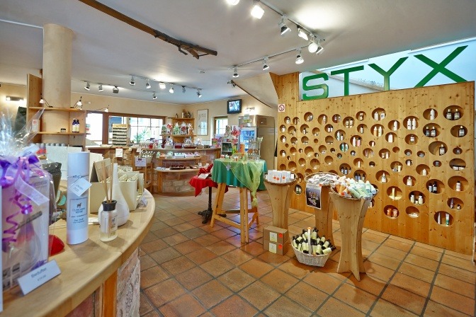 Ein Shop von STYX Naturcosmetic ist zu sehen