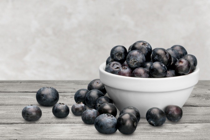 Das Superfood Acai Beeren in einer Schüssel