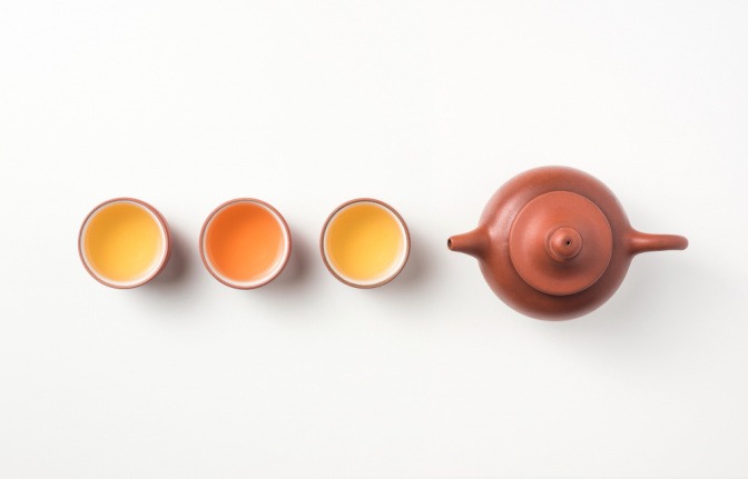 Traditionelle asiatische Tees zum Abnehmen mit Teekanne.