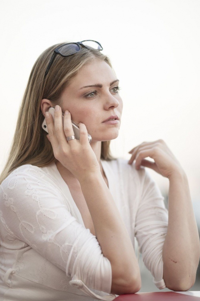 Eine Frau telefoniert, was oft Stress bedeutet