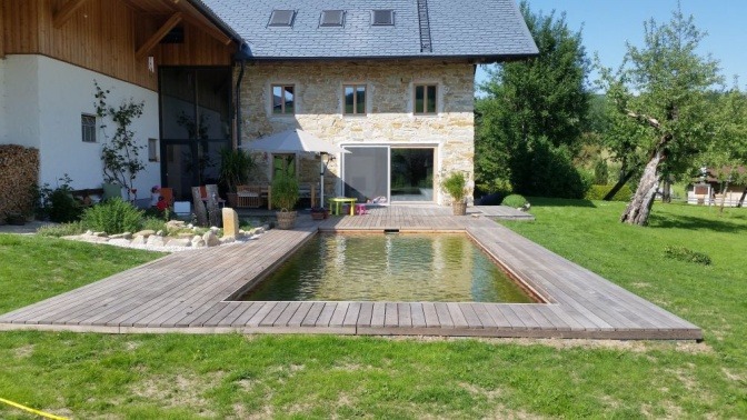 In eine Terrasse aus Holz eingebettet, befindet sich ein Pool