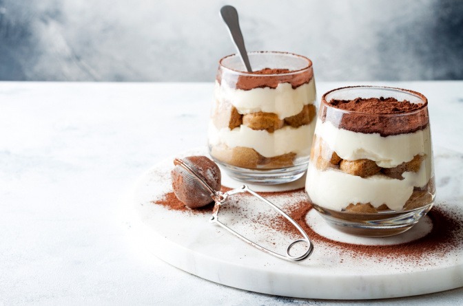 Traditionelles italienisches Dessert Tiramisu in einem Glas. 