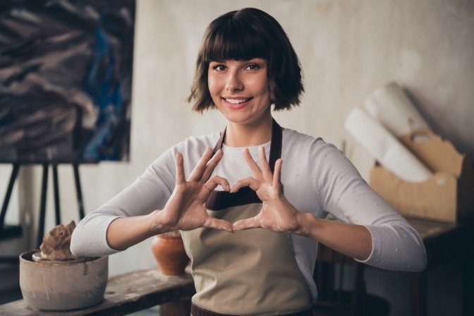 Frau im Atelier