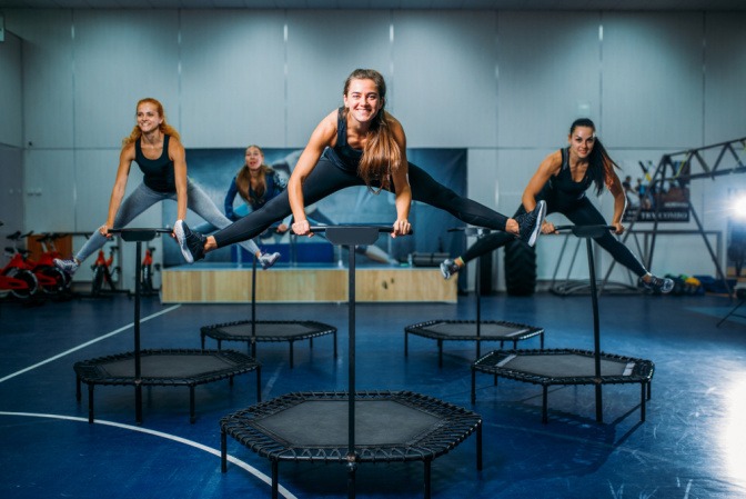 Training auf Minitrampolin im Fitnessstudio.