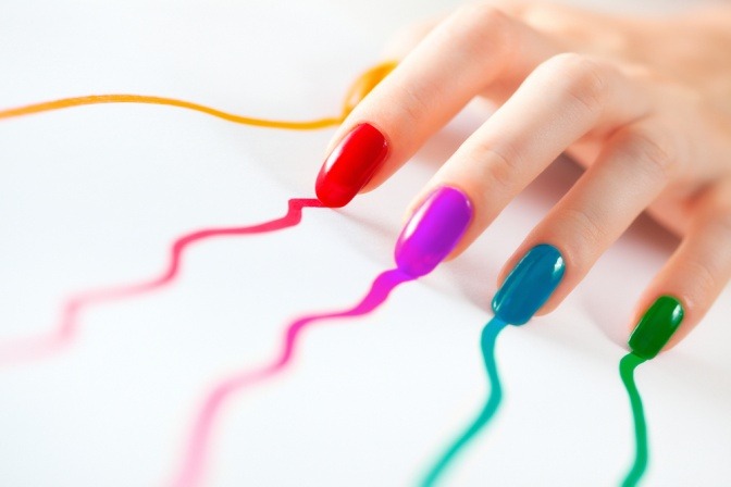 Nägel mit der Trendfarbe Nägel Frühjahr Sommer 2017 kratzen Papier