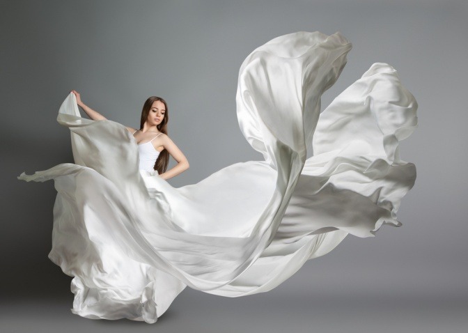 Eine Frau hat ein Kleid in der Trendfarbe Weiß