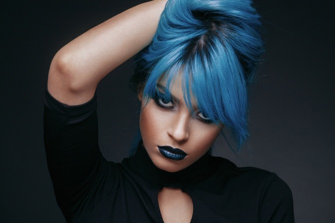 Frau mit blau gefärbten Haaren. 