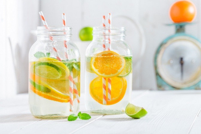 Wasser mit Zitronen- und Orangenscheiben