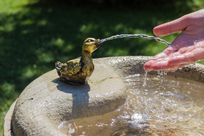 Aus einem Trinkbrunnen kommt Wasser