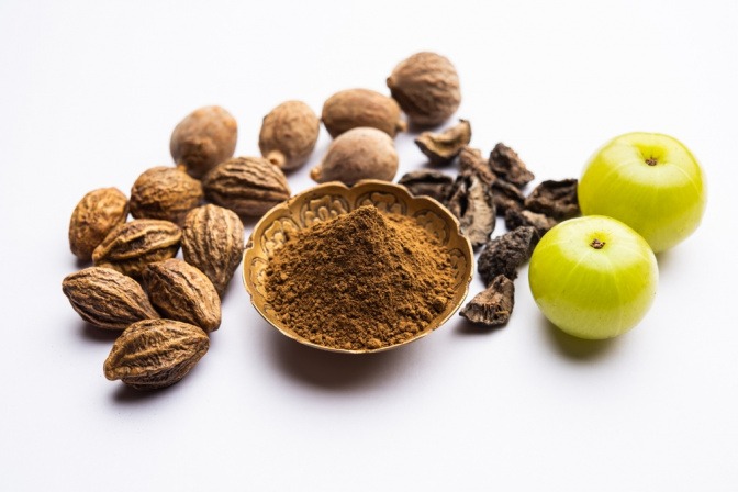 Triphala Kräutermischung und Früchte.
