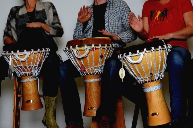 Menschen trommeln bei einem Trommelworkshop