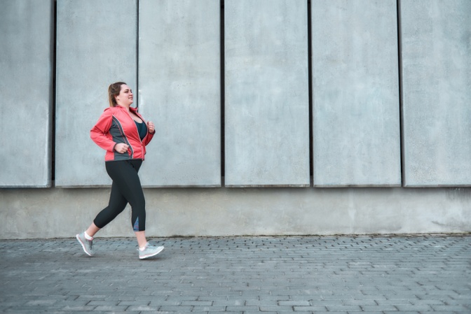 Frau mit Übergewicht macht Sport