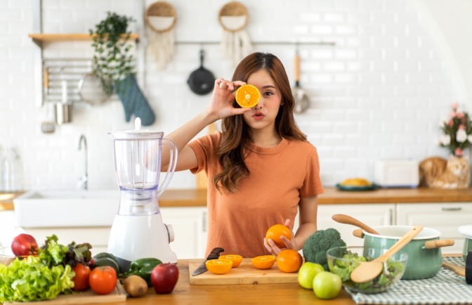 Frau mit Lebensmitteln, die Vitamin C enthalten, gegen unreine Haut durch schlechten Darm