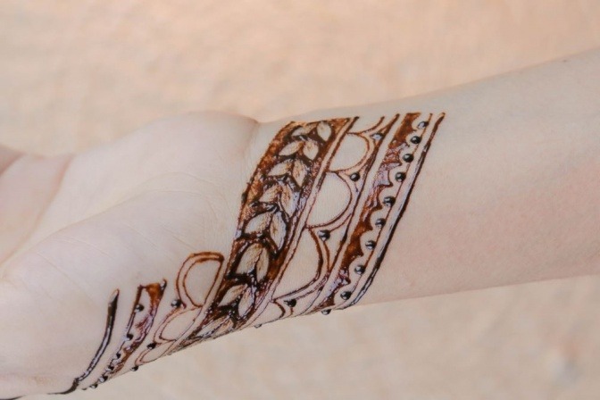 Auf einem Unterarm ist ein Henna Tattoo