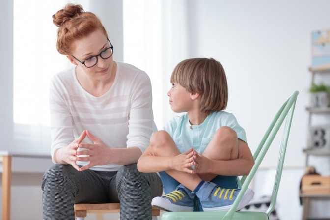 Mutter erklärt ihrem kleinen Sohn, was es heißt, Verantwortung für sein Handeln zu übernehmen.