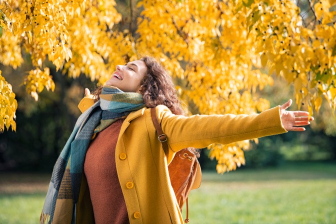 Glückliche Frau im Herbst in einem Park. 