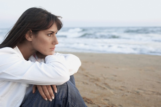 Nachdenkliche Frau am Strand.