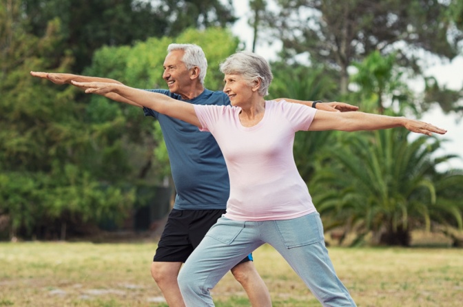Älteres Paar macht Sport im Freien