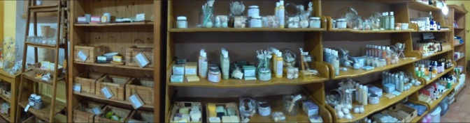 Im Verkaufsraum von Schroll Seifen stehen Kosmetik-Produkte in den Regalen