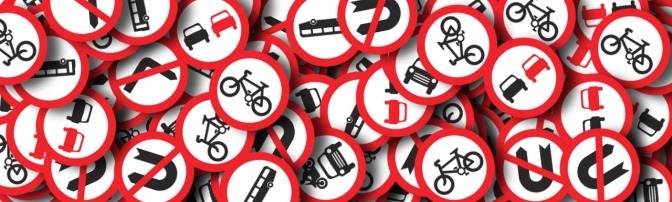 Verkehrszeichen liegen durcheinander