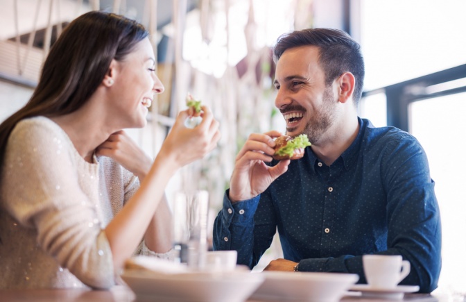 Angeregte Unterhaltung von Frau und Mann beim Lunch.