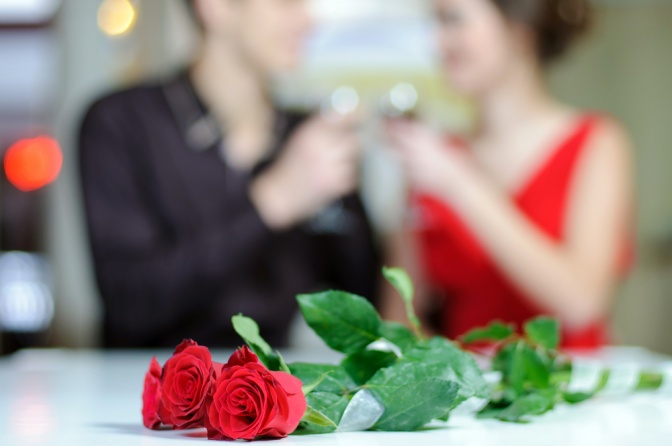 Ein Liebespaar feiert Verlobung