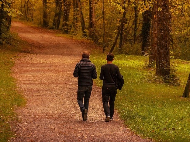 Zwei Männer machen Bewegung als Hausmittel gegen Verstopfung