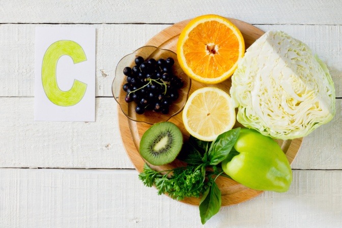 Vitamin C haltiges Obst und Gemüse.
