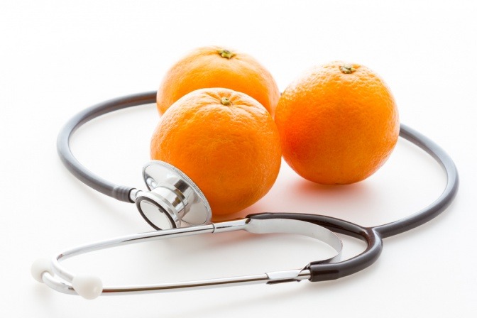 Stethoskop mit drei Orangen