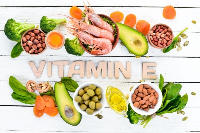 Schriftzug "Vitamin E" und Lebensmittel
