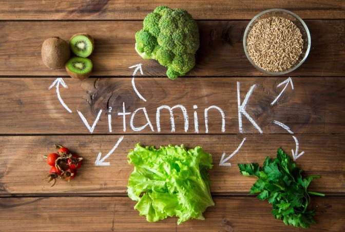 Schriftzug Vitamin K und Gemüse