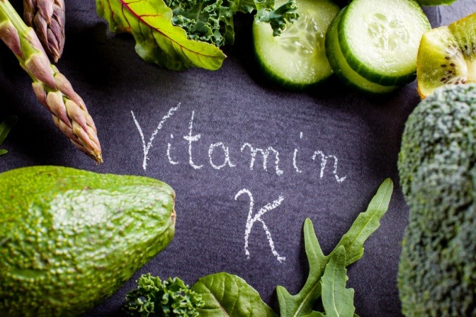 Auf einer Tafel steht Vitamin K, rundherum ist Gemüse