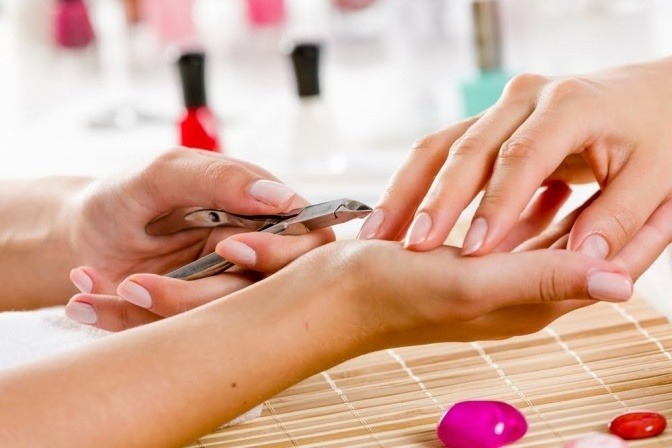 Naturnägel werden für die Nagelverstärkung vorbereitet