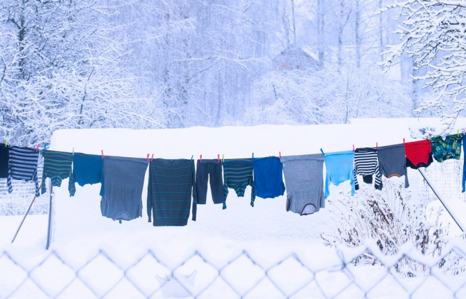 Wäsche ist im Winter draußen auf einer Leine aufgehängt