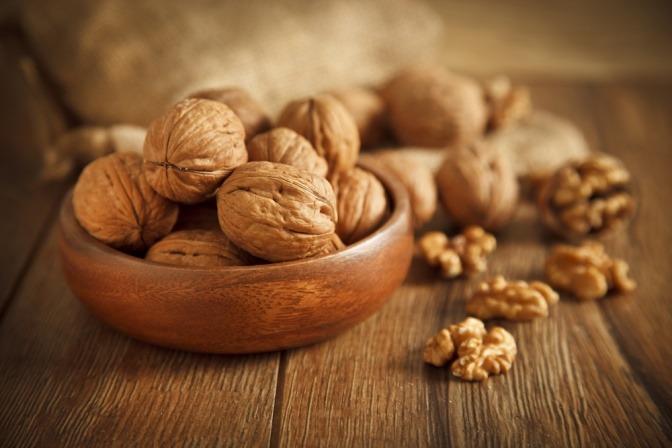 Viele Stücke Walnuss (Juglans Regia) liegen in einer Schüssel