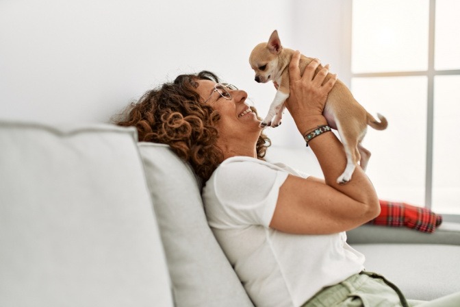 Frau mit Chihuahua