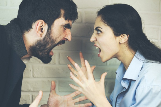 Paar hat einen heftigen Streit, die Partner schreien sich an.