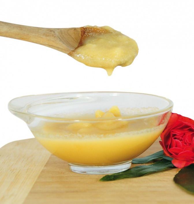 Ghee, ayurvedisches Butterschmalz, schmilzt in einer Schüssel