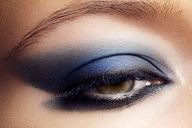 Braune Augen mit blauem Lidschatten und Smoky Eyes.