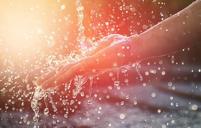 Hand im Wasser