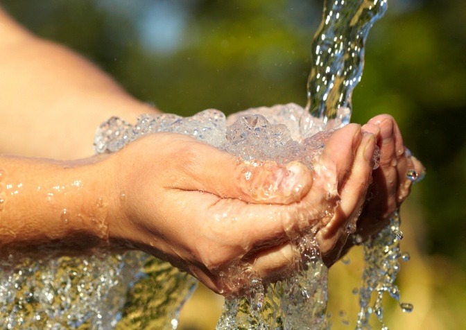 Hände fangen Wasser auf