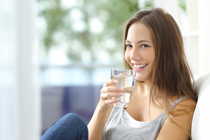 Eine Frau will Wasser trinken