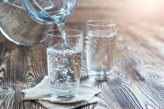 Zwei Gläser sind voll mit Wasser