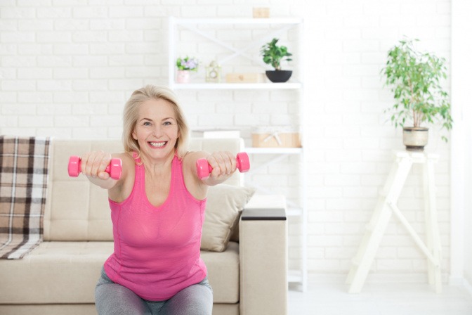 Frau mit Yogamatte und Wasserflasche