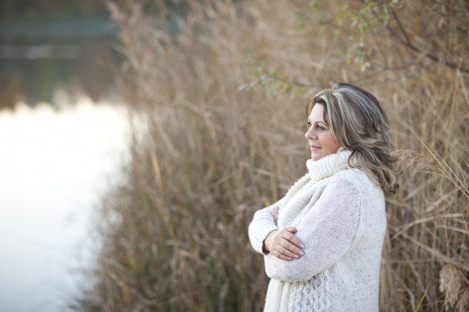 Frau im Herbst mit Rollkragenpullover