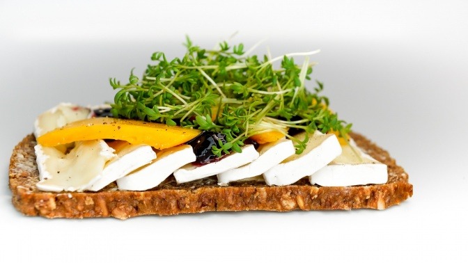 Auf einem Brot ist Weichkäse