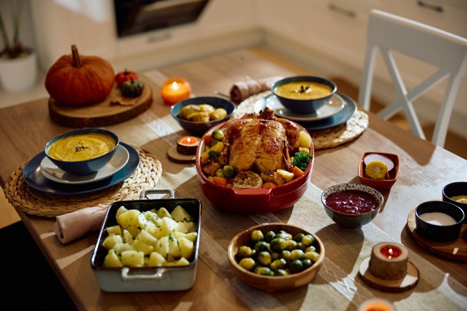 Weihnachtlich gedeckter Tisch