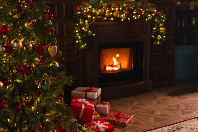 Gemütlicher Kamin mit Weihnachtsbaum