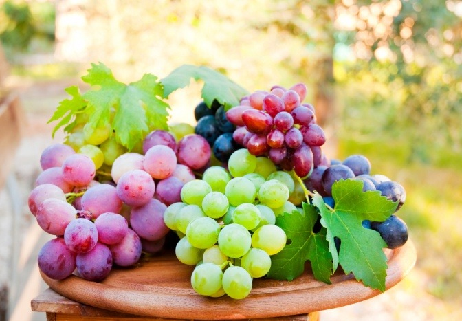 Grüne und rote Weintrauben liegen auf einem Tisch